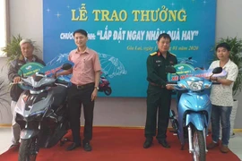 Trao thưởng cho 8 khách hàng may mắn