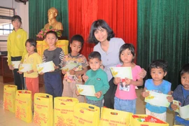 "Xuân yêu thương" đến với trẻ em nghèo biên giới Đức Cơ