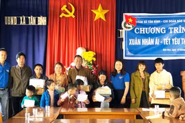 Chi đoàn Báo Gia Lai tặng quà cho học sinh Trường Tiểu học Tân Bình