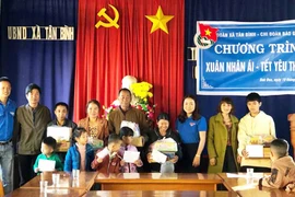 Chi đoàn Báo Gia Lai tặng quà cho học sinh Trường Tiểu học Tân Bình
