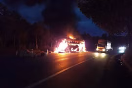 Lâm Đồng: Xe khách giường nằm nổ lốp, bốc cháy dữ dội