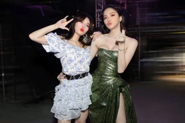 'Nữ hoàng gợi cảm' HyunA đọ sắc cùng hoa hậu Hương Giang