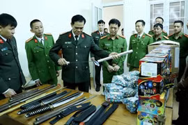 Triệt phá đường dây buôn bán pháo, bắt 4 nghi phạm, thu nhiều vũ khí nóng