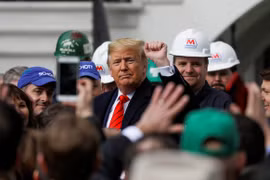 Ông Trump ký hiệp định thương mại khủng, hứa 'tương lai huy hoàng' cho dân Mỹ