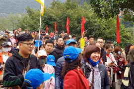 Vạn người "rồng rắn" đổ về danh thắng Tràng An ngày đầu năm Canh Tý