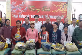 Chư Sê: Tặng 120 phần quà cho trẻ em