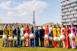 NTK Đỗ Trịnh Hoài Nam ghi dấu một năm quảng bá áo dài Việt khắp năm châu