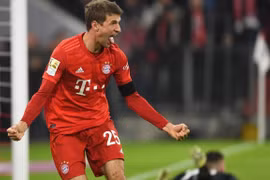 'Hủy diệt' Schalke 04, Bayern Munich chỉ còn kém ngôi đầu 1 điểm