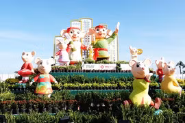 Độc đáo linh vật gia đình nhà chuột đi hội bài chòi ở Quy Nhơn