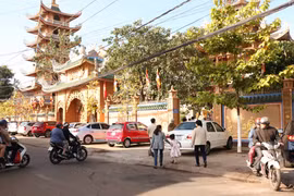 Hàng ngàn người dân Gia Lai lễ chùa, viếng phần mộ người thân vào sáng mùng 1