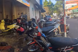 Chiều 30 Tết: Dịch vụ rửa xe đắt khách, tăng giá