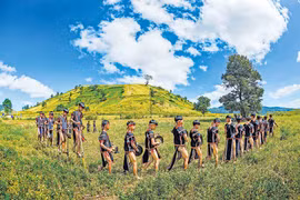 Làng Jrai bên miệng núi lửa