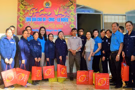 Gia Lai: Tặng hơn 300 suất quà cho công nhân, lao động nghèo