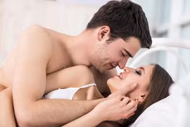 Làm đều đặn "chuyện ấy" lúc thanh xuân, quý bà... hưởng lợi!