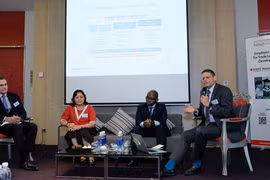 Chuyên gia Úc khuyên Việt Nam nên tỉnh táo trước cơ hội từ thương chiến