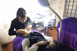 Dịch vụ làm đẹp "hút" khách dịp cuối năm