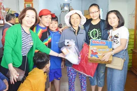 San sẻ yêu thương với người nghèo