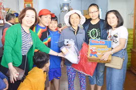 San sẻ yêu thương với người nghèo