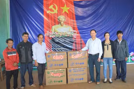 Cà phê Đak Đoa tặng quà Tết cho công nhân nghèo và làng kết nghĩa