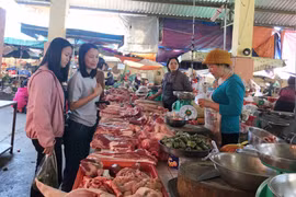 Sôi động thị trường thực phẩm ngày 29 Tết
