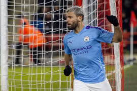 Aguero tỏa sáng, M.C thu hẹp khoảng cách với Liverpool