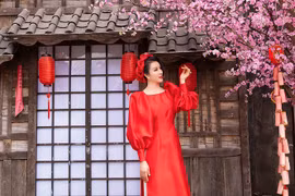 MC Thanh Mai diện áo dài Tết rực rỡ, trẻ đẹp 'không tì vết' ở tuổi 46