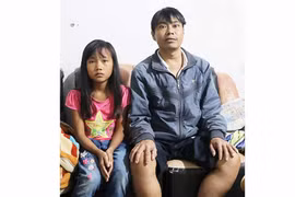 Cha bệnh tật nuôi con thơ dại