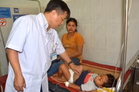 Ăn tiệc nhà mới 16 người nhập viện vì ngộ độc