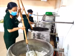 Chị nuôi trong khu cách ly phòng Covid-19: Cố gắng 'chiều' khẩu vị mọi người hết mức