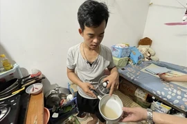 "Em nhận đủ rồi, hãy nhường tiền hỗ trợ cho người khác khó khăn hơn"