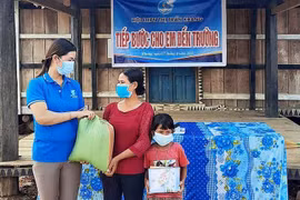 "Tiếp bước" học sinh đến trường