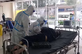 30 ngày trong bệnh viện dã chiến: Ai cũng sợ dịch, thì ai đi chống dịch?