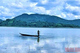 Thơ mộng hồ Lắk giữa đại ngàn Tây Nguyên