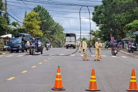 Pleiku: Xe đầu kéo làm đứt dây điện hạ thế rồi bỏ chạy