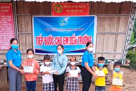 Tặng quà học sinh vượt khó học giỏi ở Kbang và Chư Sê