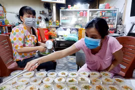 Mẹ bầu 8X nấu suất ăn sáng tặng người nghèo, bệnh nhân chạy thận