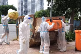 30 ngày trong bệnh viện dã chiến: Đội hậu sự… lấy rác