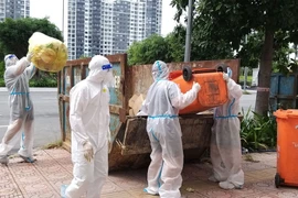 30 ngày trong bệnh viện dã chiến: Đội hậu sự… lấy rác