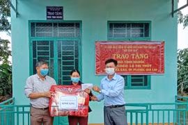 Bàn giao "Nhà tình nghĩa", "Mái ấm Công đoàn" ở Pleiku và Krông Pa