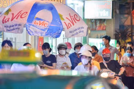 Xếp hàng mua bánh trung thu