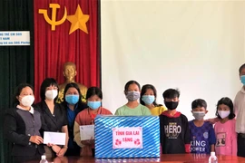 Lãnh đạo tỉnh thăm, tặng quà các cháu thiếu nhi