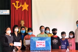 Lãnh đạo tỉnh thăm, tặng quà các cháu thiếu nhi