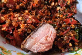 Bò nướng lụi chấm muối kiến vàng