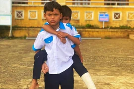 Thay nhau làm 'đôi chân' cho bạn mỗi ngày