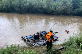 Mang Yang: 3 cha con bị nước lũ cuốn trôi khi qua suối