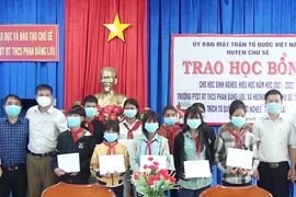 Chư Sê: Trao học bổng cho học sinh nghèo, hiếu học