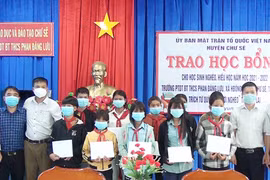 Chư Sê: Trao học bổng cho học sinh nghèo, hiếu học