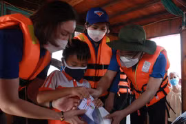 Cứu nguy cho trẻ làng chài học trực tuyến