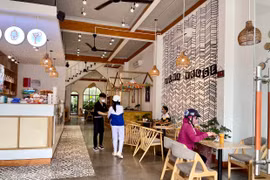 Hàng quán, dịch vụ mở cửa, khách hàng thưa thớt