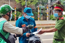 Pleiku: Cán bộ, công nhân viên chức mang theo thẻ hoặc giấy đi đường khi tham gia giao thông